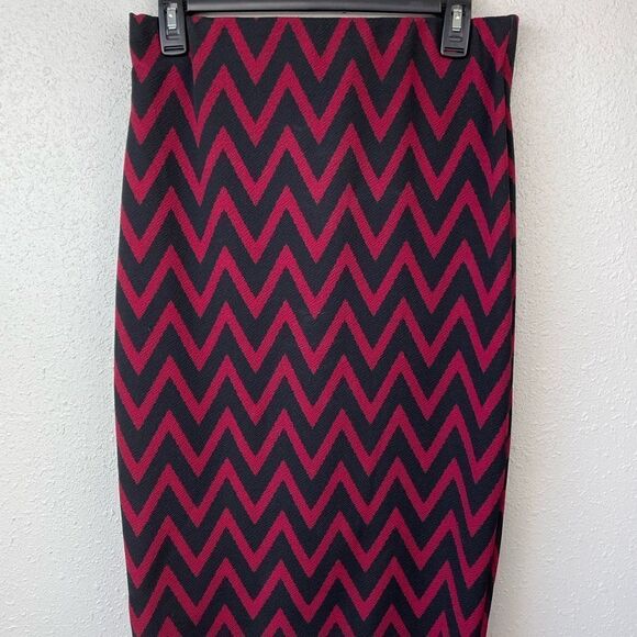EUC Vitta Luna Womens Black and Red Chevron Pattern Midi Skirt Size M - Picture 1 of 4